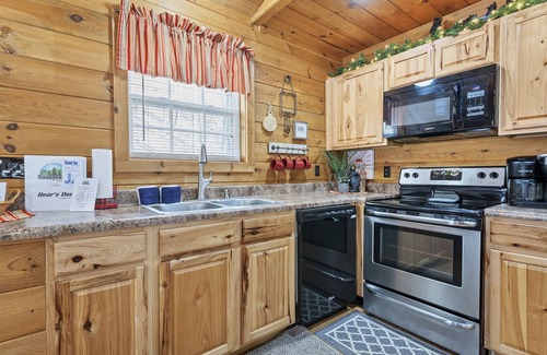 Townsend Cabin | Hot Tub❅Wood Fireplace❅King Bed❅Cozy - BEAR'S DEN