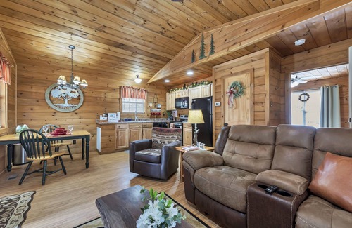 Townsend Cabin | Hot Tub❅Wood Fireplace❅King Bed❅Cozy - BEAR'S DEN