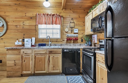 Townsend Cabin | Hot Tub❅Wood Fireplace❅King Bed❅Cozy - BEAR'S DEN
