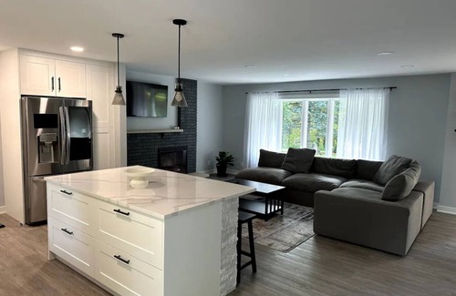 La Porte House | Hot tube/Large Yard 20min to beach!n