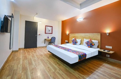 Anand Vihar Hotel | Hotel Aura IP Grand Karkardooma Metro