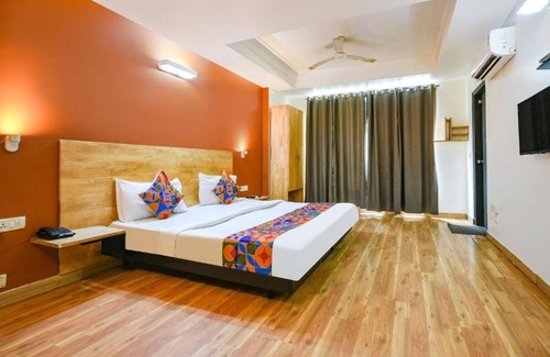 Anand Vihar Hotel | Hotel Aura IP Grand Karkardooma Metro