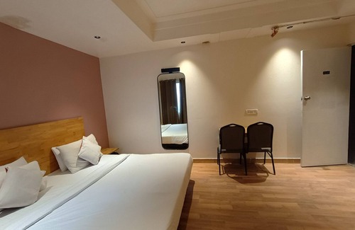 Anand Vihar Hotel | Hotel Aura IP Grand Karkardooma Metro