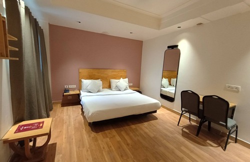 Anand Vihar Hotel | Hotel Aura IP Grand Karkardooma Metro