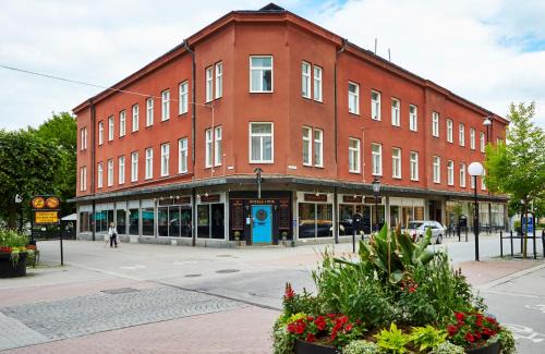 Byjorden-Nibbles- Backe Hotel | Hotel Bishops Arms Köping