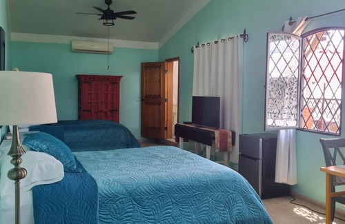 La Paz Bed & Breakfast | Hotel con Encanto, de Trato Personalizado, Habitaciones Amplias, con Estilo!