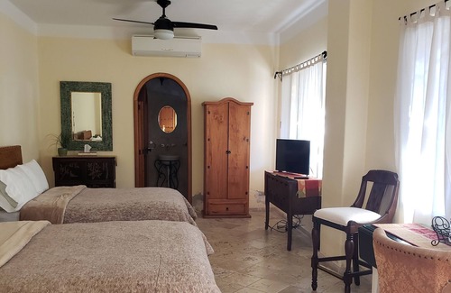 La Paz Bed & Breakfast | Hotel con Encanto, de Trato Personalizado, Habitaciones Amplias, con Estilo!