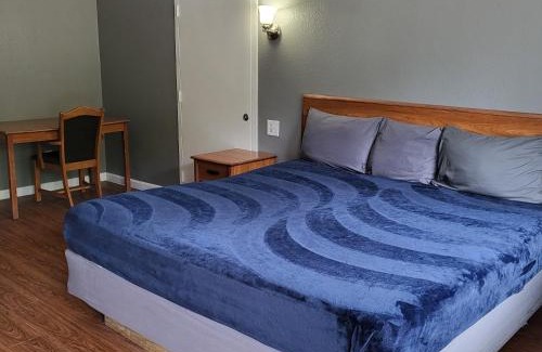 Livingston Apartment | Hotel King Beds Studio 122 Hot Tub