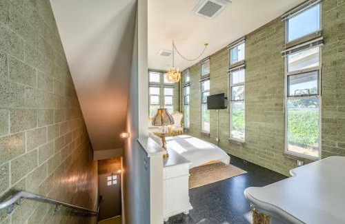 Logan Heights House | Hotel Narcissus - Room 6