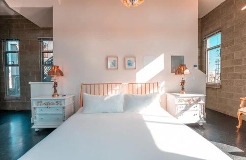 Logan Heights House | Hotel Narcissus - Room 6
