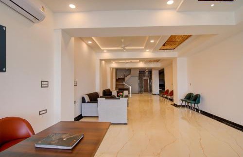 Sitapura Hotel | Hotel O Giriraj Palace by Govindam