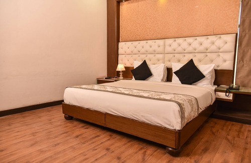 Indirapuram Hotel | Hotel Park well