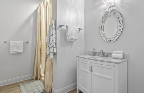 Pass Christian Apartment | Hotel Pass Christian Queen Suite 205