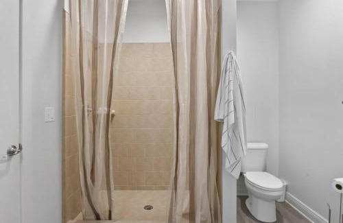 Pass Christian Apartment | Hotel Pass Christian King Suite 302