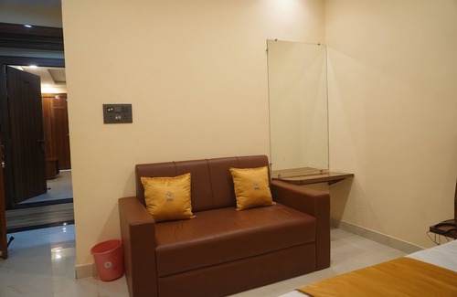 Gwalior Hotel | Hotel Raj Kamal & Garden