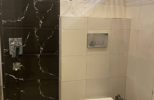 Delhi Hotel | Hotel Red Chilly