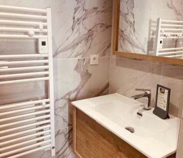Sanary-sur-Mer Hotel | Hotel Restaurant de la Tour
