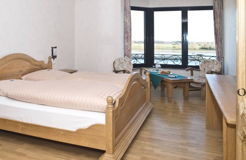 Wesel Hotel | Hotel-Restaurant Wacht am Rhein