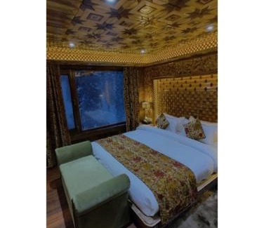 Srinagar Hotel | Hotel Shanu Premium
