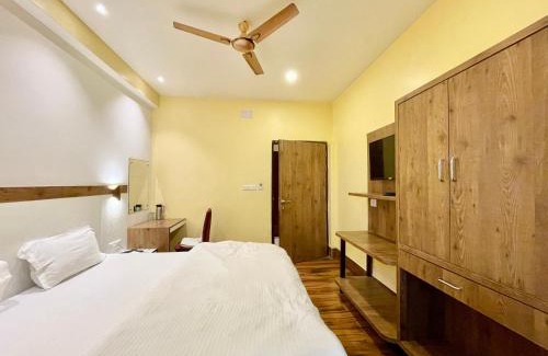Varanasi Hotel | HOTEL SHIVAM ! VARANASI होटल शिवम హోటల్ శివం ஹோட்டல் சிவம் Forɘigner's Choice ! fully Air-Conditioned hotel with Lift & Parking availability, near Kashi Vishwanath Temple, and Ganga ghat in Varanasi - 4