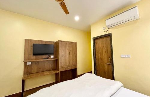 Varanasi Hotel | HOTEL SHIVAM ! VARANASI होटल शिवम హోటల్ శివం ஹோட்டல் சிவம் Forɘigner's Choice ! fully Air-Conditioned hotel with Lift & Parking availability, near Kashi Vishwanath Temple, and Ganga ghat in Varanasi - 4