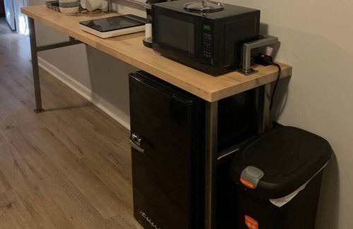 Rivermont Apartment | Hotel Style Guest Suite (w/50 in TV, & High Speedinternet wifi 600 MBPs)