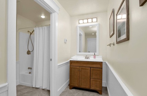 Edgecomb Apartment | Hotel-Style Studio w/ Queen Bed