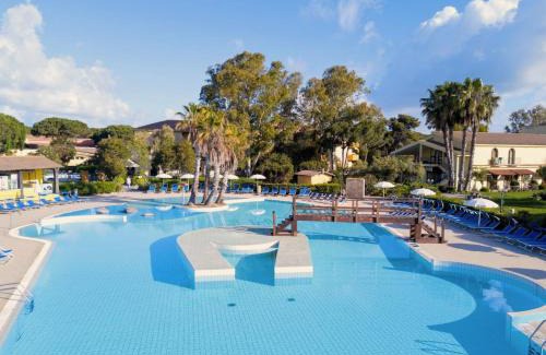 Arborea Hotel | Hotel surrounded by greenery with swimming pool in Arborea just 600 meters from the sea