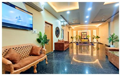 Kharsia House | Hotel Vrindavan NP - nearby Prem Mandir & ISCKON Temple! Fully Air-Conditioned Premium Family Rooms with All the facilities