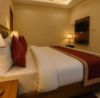 Vrindavan Hotel | Hotel Vrindavan Palace - A Luxury Stay with Parking near Prem Mandir City Center # By Om#