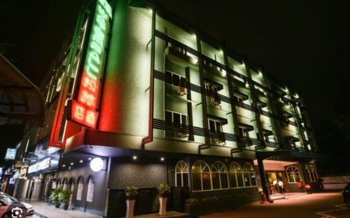 Taman Selamat Hotel | Hotel Waterfall