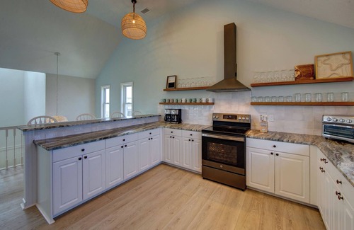 Wind Over Waves House | Hotter Otter-6 beds-private pool/hot tub-stunning sunsets-kid/pet friendly!