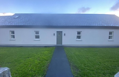 Killarney House | ✨HotTub✨ New Renovated historical cottage, private lake access ,scenic views