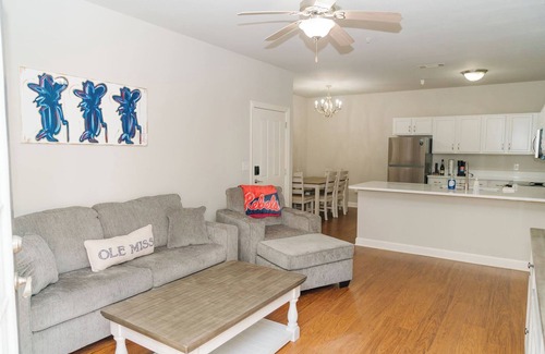 Oxford Condo | Hotty Toddy! Newly Renovated 2 Bedroom, 2 Bathroom. Walk to Grove! 1st Floor.
