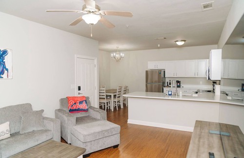 Oxford Condo | Hotty Toddy! Newly Renovated 2 Bedroom, 2 Bathroom. Walk to Grove! 1st Floor.