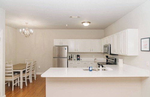 Oxford Condo | Hotty Toddy! Newly Renovated 2 Bedroom, 2 Bathroom. Walk to Grove! 1st Floor.