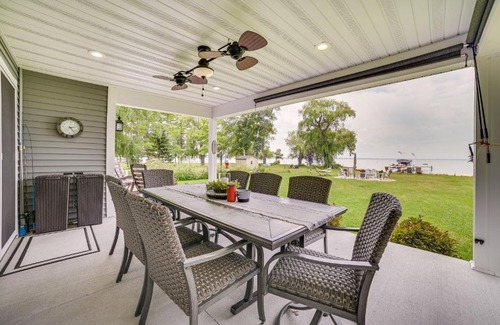 Houghton Lake House | Houghton Lake Home with Private Dock and Kayaks!
