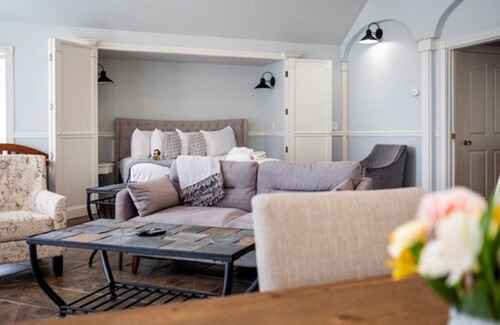 Oakhurst Bed & Breakfast | Hounds Tooth Inn