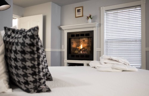 Oakhurst Bed & Breakfast | Hounds Tooth Inn