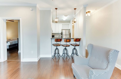 Tuscaloosa Condo | Houndstooth Haven: Cozy 2-Bedroom Condo Walking Distance to Bryant-Denny Stadium with Pool & .