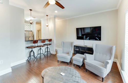 Tuscaloosa Condo | Houndstooth Haven: Cozy 2-Bedroom Condo Walking Distance to Bryant-Denny Stadium with Pool & .