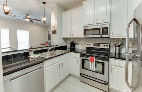 Tuscaloosa Condo | Houndstooth Haven: Cozy 2-Bedroom Condo Walking Distance to Bryant-Denny Stadium with Pool & .