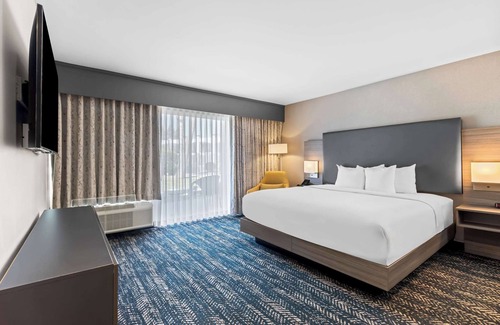 Bakersfield Hotel | Hourglass Hotel, an Ascend Collection Hotel