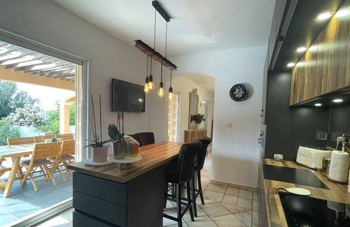 Saint-Saturnin-les-Avignon House | House