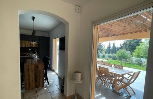 Saint-Saturnin-les-Avignon House | House
