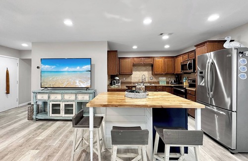 Fort Walton Beach House | House 5 min to Beach, Fire Pit, Deck, Pickleball, Pet Friendly