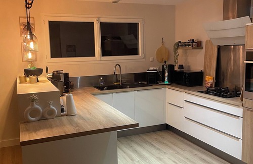 Gresy-sur-Aix House | House 7 persons - Jacuzzi, Barbecue, 2 steps from Aix les Bains. Quiet, greenery.