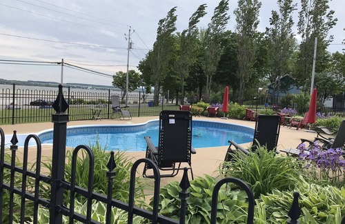 Saint-Jean-de-l'lle-d'Orleans Ski Chalet | House 8 persons pool view river access 20 minutes from Quebec Citq 121170