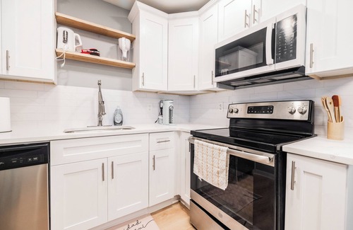 East Side House | House A Atlanta Zoo Private Parking Fully Fenced Side Yard 1 Bedroom 1 Bathroom
