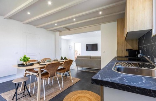 Lanton House | House a stone's throw from the port